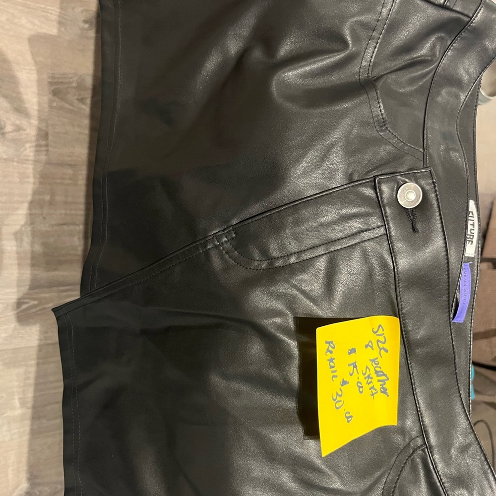 Fake leather short skirt